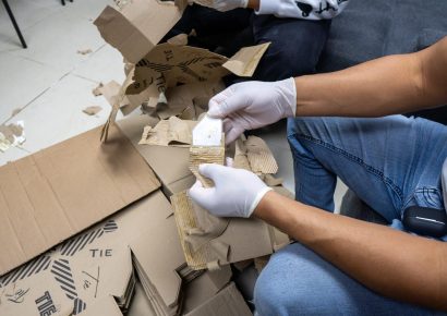 DNCD frustra envío a España de 735 láminas de cocaína ocultas en cajas de cartón