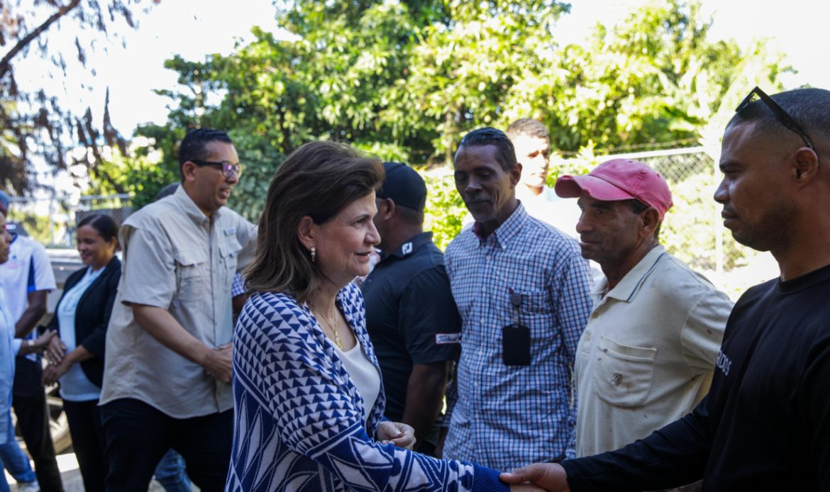Vicepresidenta Raquel Peña visita comunidades de Bahoruco afectadas por lluvias y escucha necesidades de la población