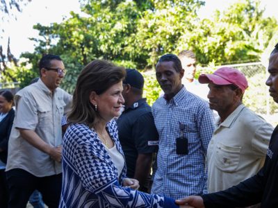 Vicepresidenta Raquel Peña visita comunidades de Bahoruco afectadas por lluvias y escucha necesidades de la población