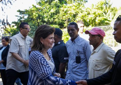 Vicepresidenta Raquel Peña visita comunidades de Bahoruco afectadas por lluvias y escucha necesidades de la población