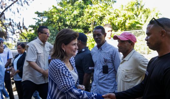 Vicepresidenta Raquel Peña visita comunidades de Bahoruco afectadas por lluvias y escucha necesidades de la población