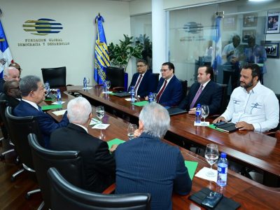 Leonel Fernández recibe comisión del Gobierno en FUNGLODE por crisis internacional