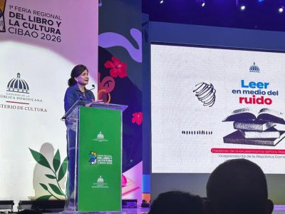 Raquel Peña impulsa la lectura y llama a “leer en medio del ruido” en la Feria del Libro del Cibao 2026