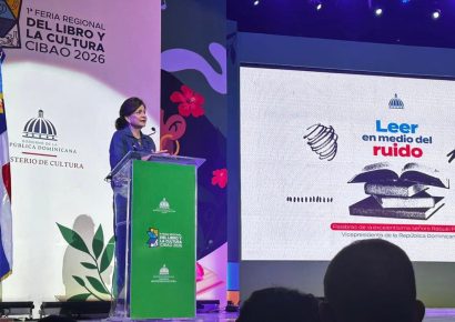 Raquel Peña impulsa la lectura y llama a “leer en medio del ruido” en la Feria del Libro del Cibao 2026