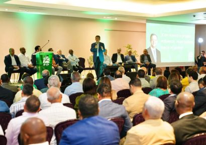 Leonel Fernández continúa este fin de semana jornadas internas de trabajo de la Fuerza del Pueblo