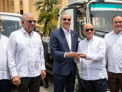 Presidente Abinader entrega 25 vehículos al Inespre para ampliar la distribución de alimentos