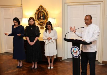La embajadora de EE. UU. en la RD, Francis Campos, celebra la bendición de su residencia con una ceremonia cultural y espiritual