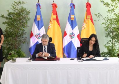 Los ministros de Interior Fernando Grande-Marlaska de España y Faride Raful firman tratado contra el crimen organizado