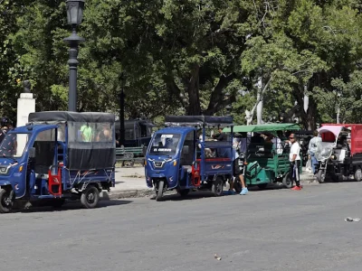 Crisis energética impulsa el uso de triciclos eléctricos como transporte alternativo en Cuba