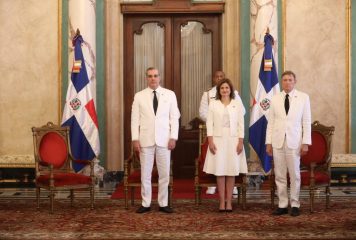 Presidente Abinader recibe cartas credenciales de seis nuevos embajadores en el Palacio Nacional