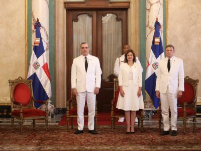 Presidente Abinader recibe cartas credenciales de seis nuevos embajadores en el Palacio Nacional