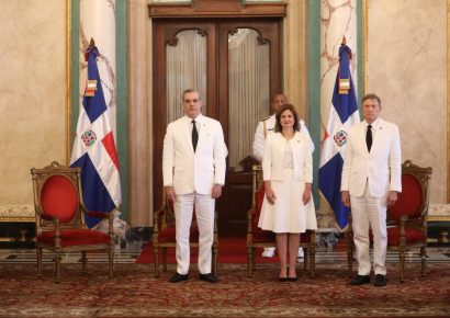 Presidente Abinader recibe cartas credenciales de seis nuevos embajadores en el Palacio Nacional