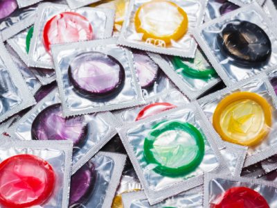 Reckitt advierte que alza del petróleo encarecerá preservativos hasta 30%