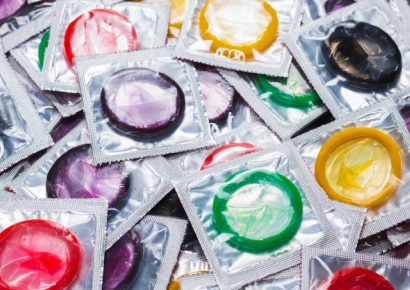 Reckitt advierte que alza del petróleo encarecerá preservativos hasta 30%