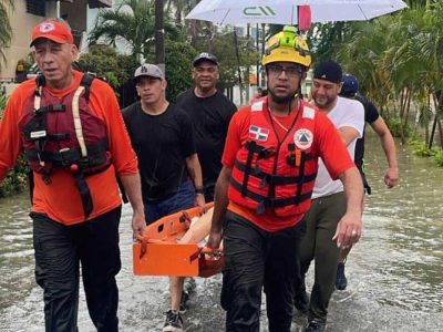 Rescatan con vida a adulto mayor atrapado en alcantarilla en medio de fuertes lluvias