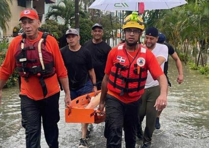 Rescatan con vida a adulto mayor atrapado en alcantarilla en medio de fuertes lluvias