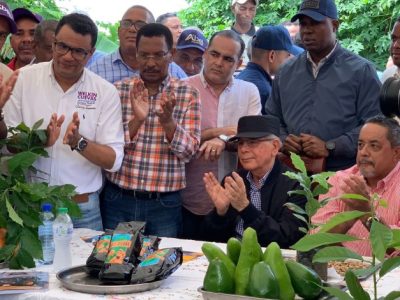 Danilo Medina niega haber propuesto reforma fiscal y critica desatención al campo