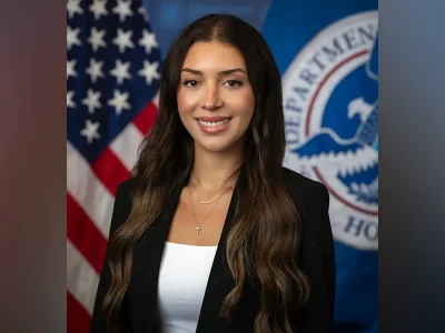 Funcionaria del DHS apartada por investigación de conducta indebida