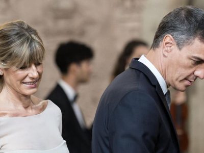 Esposa de Pedro Sánchez al banquillo de los acusados por cuatro presuntos delitos