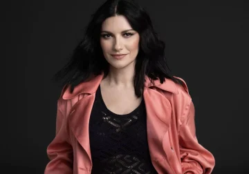 Laura Pausini detiene su concierto en Lima y reclama a fans de primera fila por no cantar sus canciones