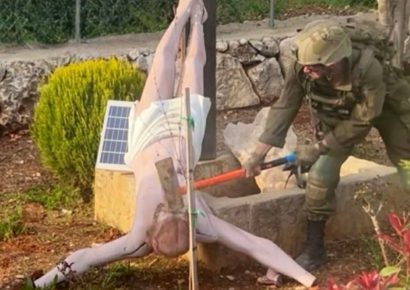 Polémica en Líbano por la destrucción de un Cristo a martillazos por un soldado israelí