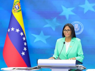 Gobierno venezolano anuncia aumento salarial para el 1 de mayo en medio de presión social