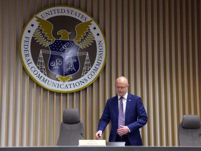 FCC ordena revisión anticipada de licencias de ABC en medio de disputa entre Trump y Kimmel