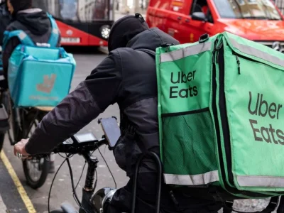 Denuncian en Francia a Uber Eats y Deliveroo por presunta trata de personas