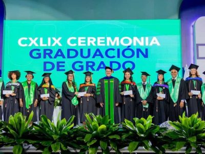 UCE gradúa a 915 nuevos profesionales en ceremonia en San Pedro de Macorís