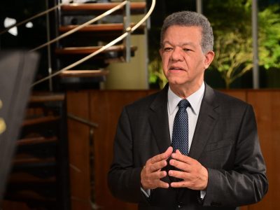 Gobierno se reúne con Leonel Fernández en FUNGLODE por crisis internacional