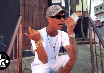 Dilon Baby aparece en video junto a víctima de accidente y deja dinero sobre su cuerpo