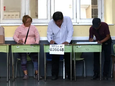 Centros de votación en Perú enfrentan retrasos por falta de material electoral