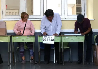Centros de votación en Perú enfrentan retrasos por falta de material electoral
