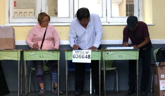 Centros de votación en Perú enfrentan retrasos por falta de material electoral
