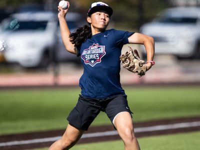 Olivia Pichardo, pionera en el béisbol universitario, lanza en División I