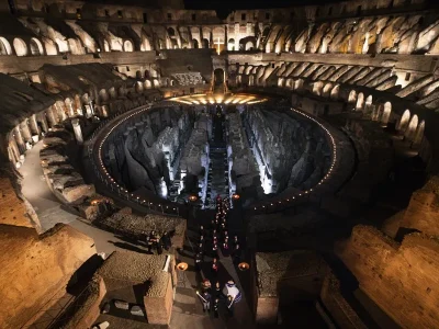 El Papa León XIV preside su primer Viacrucis en el Coliseo de Roma