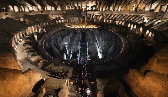 El Papa León XIV preside su primer Viacrucis en el Coliseo de Roma