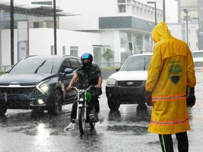 Desbordamiento del río Lebrón complica tránsito en Santo Domingo entre los kilómetros 20 y 22 de la autopista Duarte