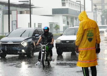 Desbordamiento del río Lebrón complica tránsito en Santo Domingo entre los kilómetros 20 y 22 de la autopista Duarte