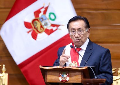Balcázar nombra a Amadeo Flores como ministro de Defensa en medio de crisis por compra de aviones