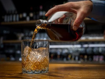 Trump elimina aranceles al whisky escocés en honor a Carlos III