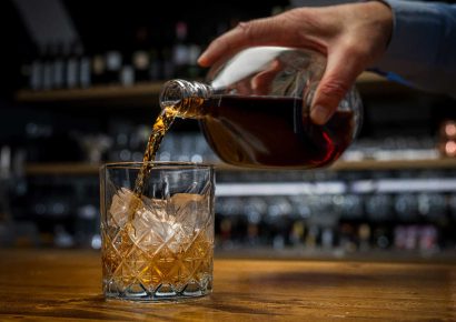 Trump elimina aranceles al whisky escocés en honor a Carlos III