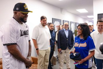 David Ortiz y Delcy Rodríguez protagonizan emotivo encuentro previo al Juego de Leyendas en Venezuela
