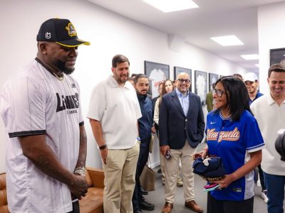 David Ortiz y Delcy Rodríguez protagonizan emotivo encuentro previo al Juego de Leyendas en Venezuela