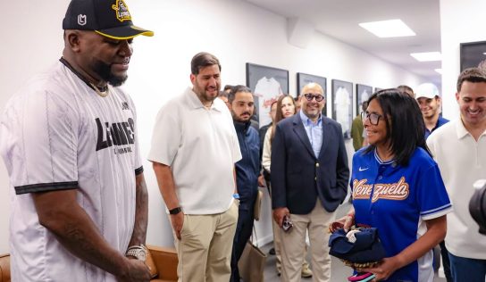 David Ortiz y Delcy Rodríguez protagonizan emotivo encuentro previo al Juego de Leyendas en Venezuela