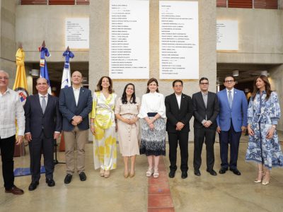Vicepresidenta Raquel Peña lidera inauguración de mural que reconoce a nuevos Guardianes de la Academia de la PUCMM