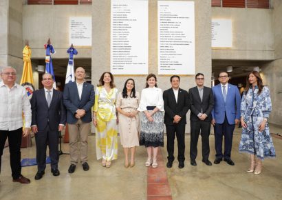 Vicepresidenta Raquel Peña lidera inauguración de mural que reconoce a nuevos Guardianes de la Academia de la PUCMM