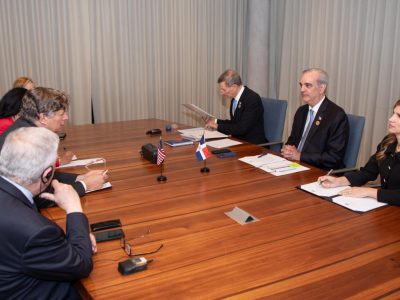 Presidente Abinader sostiene reuniones bilaterales con Isaac Herzog y Christopher Landau durante la toma de posesión en Costa Rica