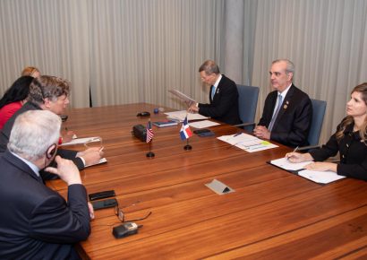 Presidente Abinader sostiene reuniones bilaterales con Isaac Herzog y Christopher Landau durante la toma de posesión en Costa Rica