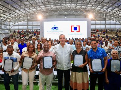 Presidente Abinader entrega 1,500 títulos de propiedad en Nuevo Domingo Savio y eleva a 3,500 los certificados otorgados